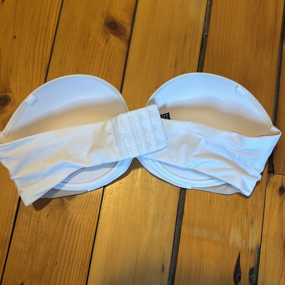 Victoria’s Secret Very Sexy strapless bra in white